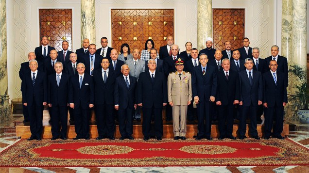 O presidente interino do Egito, Adly Mansour (sexto da primeira fileira), posa com os novos ministros do governo provisório do país
