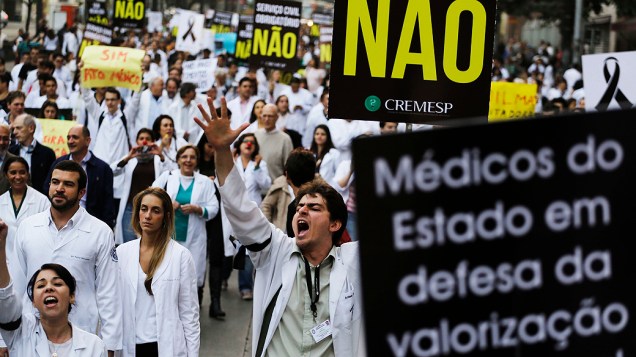 Grupo de cerca de 350 pessoas da área da saúde fazem protesto nesta terça-feira (16) na rua da Consolação, em São Paulo (SP)
