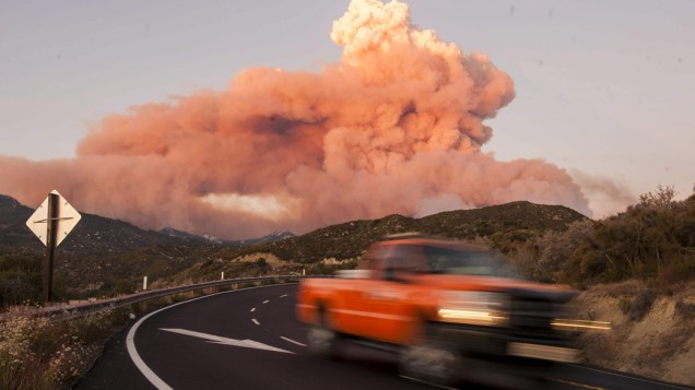 Coluna de fumaça causada por um incêndio próximo Mountain Center, na Califórnia, Estados Unidos, foto divulgada nesta terça-feira (16)