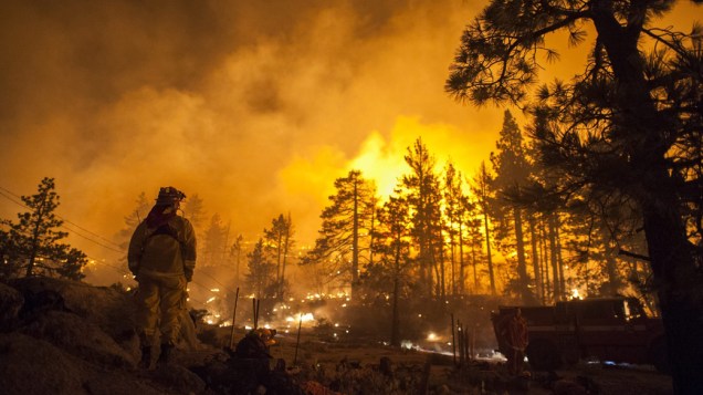 Bombeiros da Califórnia vão até Mountain Center onde as chamas consumiram 4700 hectares da floresta