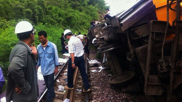 Equipes de resgate auxiliam onde um trem expresso descarrilou nesta quarta-feira (17), na província de Phrae. 23 pessoas ficaram feridas durante o acidente na Tailândia