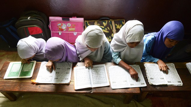 Meninas muçulmanas recitam o Alcorão Sagrado em sua sala de aula nesta quarta-feira (17), durante o mês sagrado do Ramadã, em escola religiosa em Hyderabad, na Índia