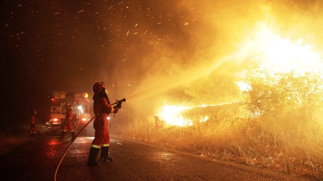 Fotografia fornecida pelo Ministério da Defesa da Unidade Militar de Emergência (UME)  mostra tentativa de conter fogo no município de Almorox nesta quarta-feira (17), em Toledo. O fogo continua por uma área de terreno acidentado que torna impossível acesso de bombeiros, na Espanha