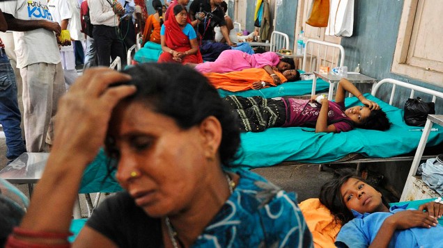 Pelo menos 20 crianças morreram e dezenas foram levadas ao hospital com intoxicação alimentar depois de comer uma refeição fornecido gratuitamente em escola nesta quarta-feira (17), no distrito de Chapra, na Índia