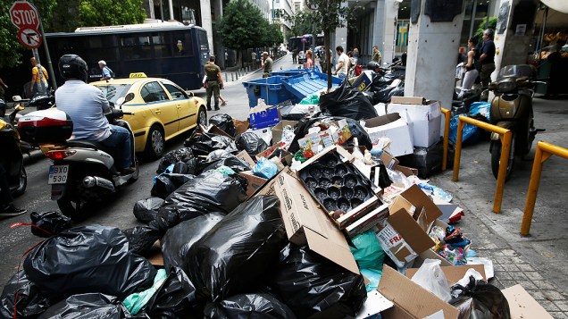 Pilhas de lixo acumulado perto do edifício do Ministério das Finanças em Atenas, na Grécia durante a greve de três dias dos trabalhadores municipais
