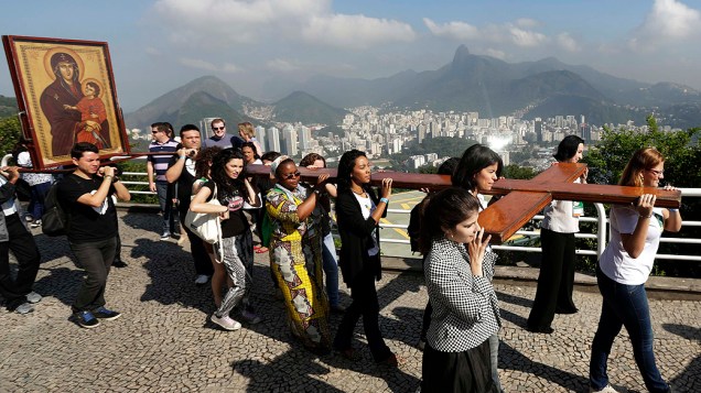 Católicos carregam cruz da Jornada Mundial da Juventude da Igreja Católica (JMJ), a caminho do Pão de Açúcar, no Rio de Janeiro, nesta quarta-feira (17)