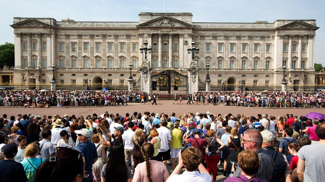 Multidão se reúne nos arredores do Palácio de Buckingham , em Londres, para aguardar o anúncio do nascimento do filho do príncipe William e de Kate
