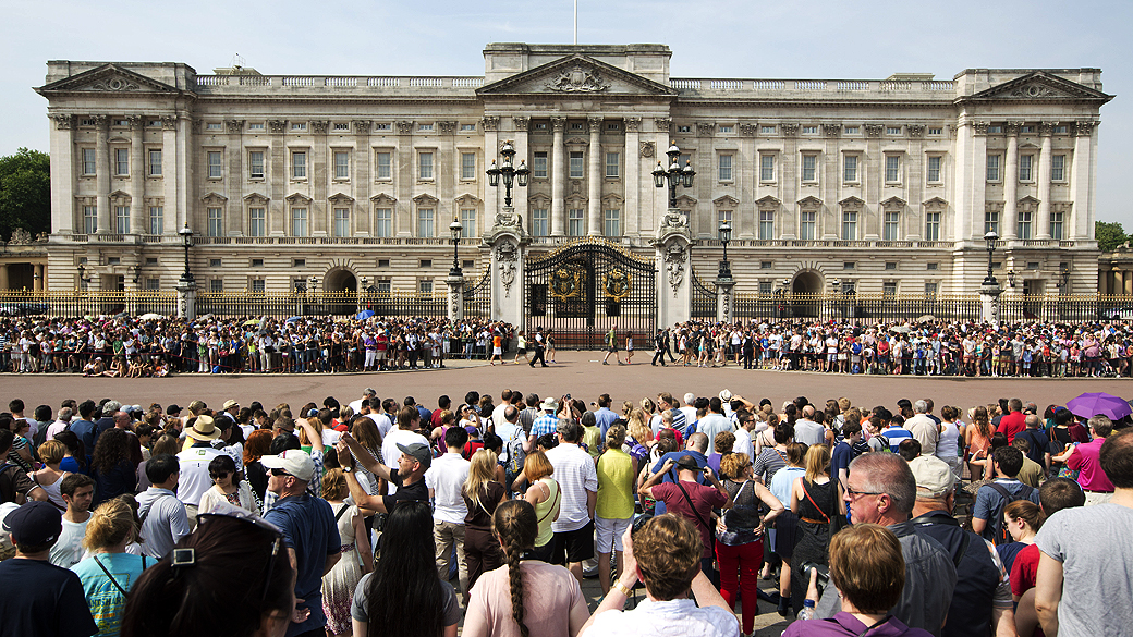 Multidão se reúne nos arredores do Palácio de Buckingham , em Londres, para aguardar o anúncio do nascimento do filho do príncipe William e de Kate