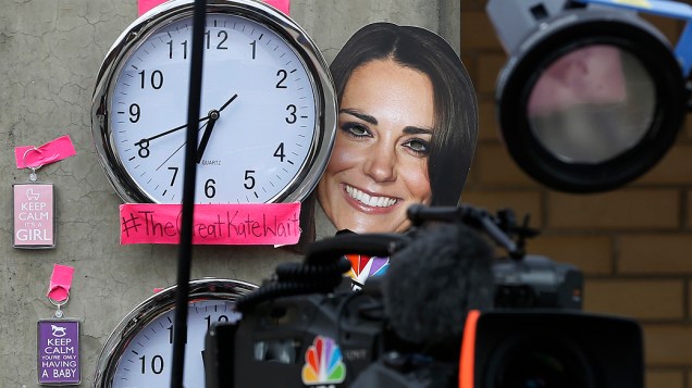 Máscara da duquesa de Cambridge enfeita relógios que mostram o horário em Londres e Nova York, nesta segunda-feira (22)