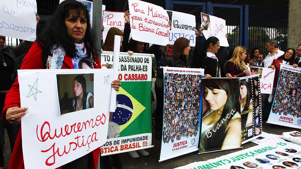 Protesto de amigos e familiares de Bianca antes do julgamento do motoboy Sandro Dota, em São Paulo