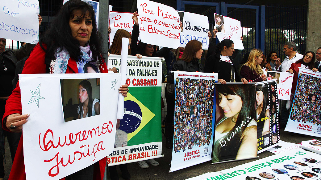 Protesto de amigos e familiares de Bianca antes do julgamento do motoboy Sandro Dota, em São Paulo