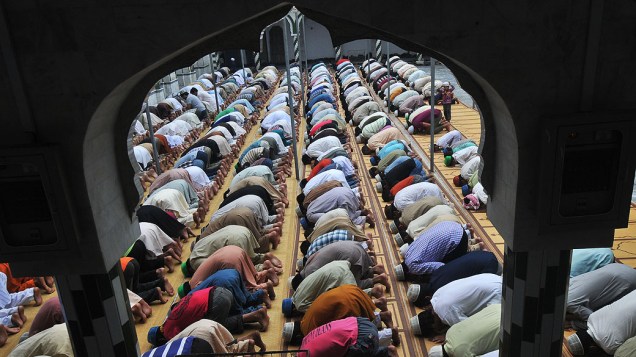 Muçulmanos fazem as orações de sexta-feira em uma mesquita, durante o mês do Ramadã, em Lahore, no Paquistão