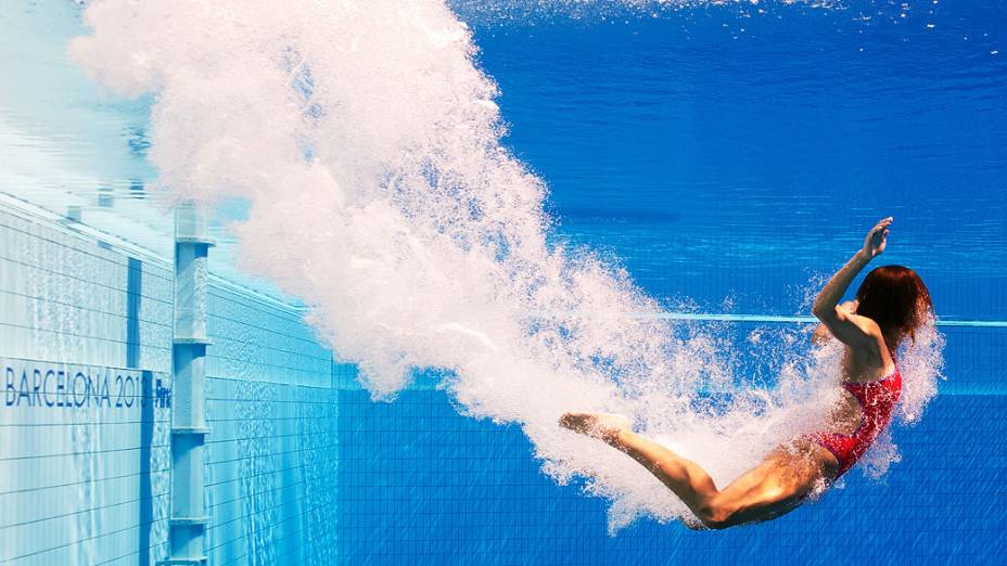 Paola Espinosa do México mergulha de um trampolim de 3 metros no Campeonato Mundial da FINA, em Barcelona