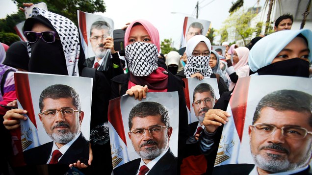 Partidários do presidente deposto islâmico Mohamed Mursi fazem um protesto em frente à embaixada egípcia, em Kuala Lumpur, na Malásia