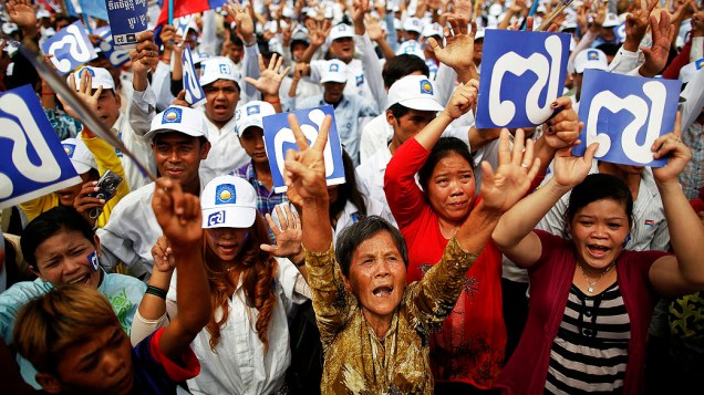 Apoiadores do presidente do Partido Nacional para o Resgate do Camboja (CNRP), Sam Rainsy, aguardam discurso durante último dia de campanha, nesta sexta-feira (26), em Phnom Penh . O líder da oposição Rainsy voltou para casa do exílio no início deste mês depois de um perdão real e juntou-se à campanha para derrubar o primeiro-ministro Hun Sen nas eleições gerais