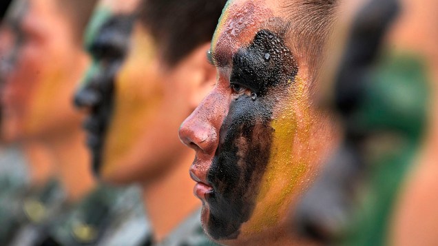 Soldados do Exército de Libertação do Povo participam de um treinamento de verão nesta sexta-feira (26), em Taiyuan, na China
