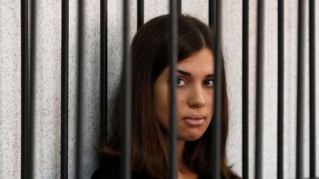 Nadezhda Tolokonnikova da banda punk feminina Pussy Riot olha para fora de uma cela, nesta sexta-feira (26), durante uma audiência para apelar para a liberdade condicional no Supremo Tribunal de Mordovia. Nadejda Tolokonnikova cumpre pena de dois anos por uma oração contra Putin, na Rússia