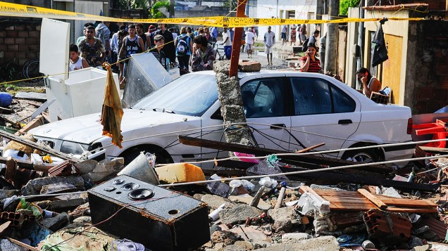 Uma adutora de água se rompeu em Campo Grande, Zona Oeste do Rio, alagando casas e arrastando veículos na região