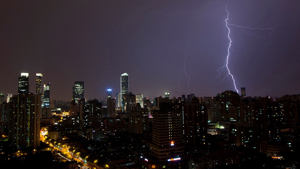 Relâmpago é visto acima de edifícios durante uma tempestade no centro de Xangai, na China, nesta quarta-feira (31)