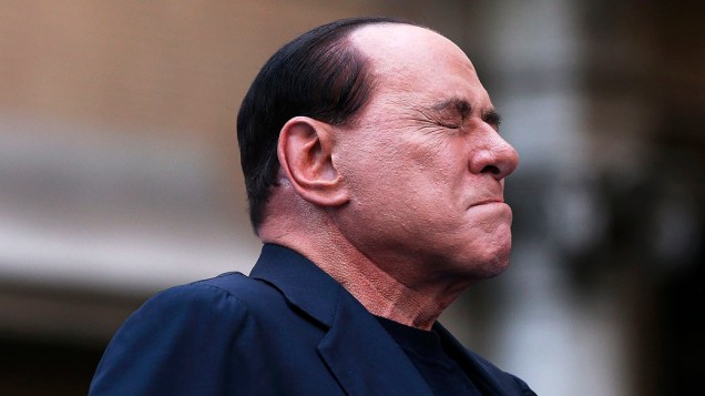 Ex-primeiro-ministro italiano, Silvio Berlusconi, fala com simpatizantes durante manifestação em protesto contra sua condenação por fraude fiscal, em Roma