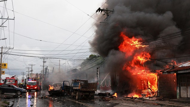 Equipes de emergência prestam socorro no local onde um carro-bomba explodiu. O ataque matou pelo menos seis pessoas e feriram dezenas em uma rua movimentada, no sul da cidade de Cotabato, nas Filipinas