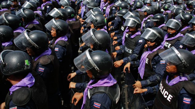 Polícia tailandesa monta guarda em frente à sede do governo durante protestos em Bangcoc