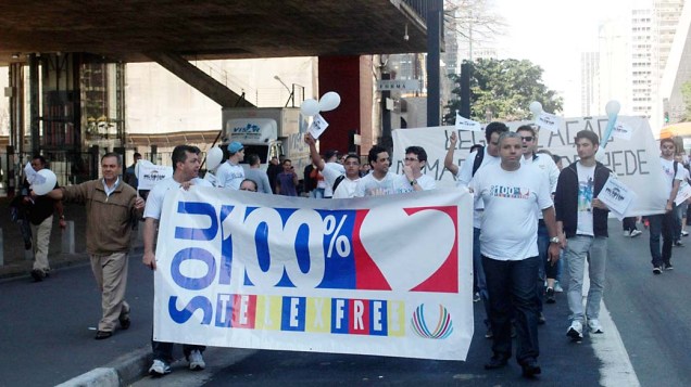 Funcionários da TelexFree protestam nesta segunda-feira (5), na Avenida Paulista, contra a proibição do funcionamento da empresa. A TelexFree é acusada de realizar um golpe conhecido como pirâmide financeira