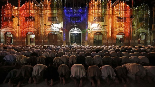 Muçulmanos paquistaneses fazem oração durante a leitura especial do Taravih, como parte das cerimônias do Ramadã, na mesquita de Peshawar, nesta segunda-feira (05)