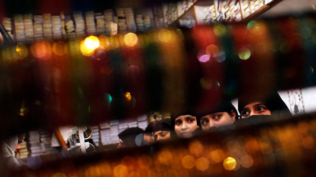 Mulheres em uma loja de pulseiras durante o mês sagrado do Ramadã, perto da mesquita Jama Masjid, na cidade antiga de Délhi, na Índia