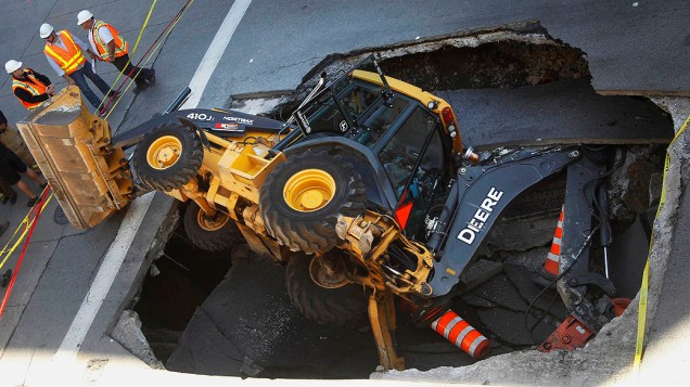 Um veículo de construção foi engolido na segunda-feira (05), por um buraco na Saint-Catherine Street, centro de Montreal, no Canadá