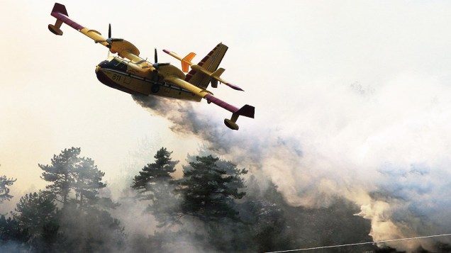 Avião croata tenta combater um incêndio perto da cidade de Jablanica, na Bósnia-Herzegovina. Autoridades solicitaram assistência internacional para conter o incêndio