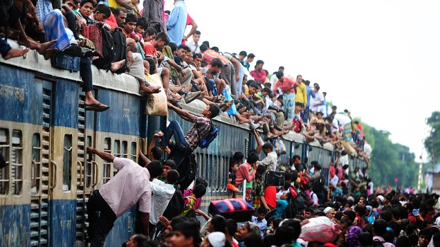 Muçulmanos lotam os transportes na cidade de Dhaka, em Bangladesh nesta época do ano para voltar para suas casas e celebrar o Eid al-Fitr, que é o fim do mês de jejuns do Ramadã