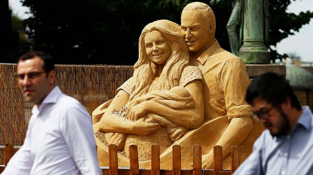 Kate Middleton, Príncipe William e o filho George ganharam uma homenagem em forma de escultura de areia em Londres, feita pelas artistas Nicola Wood e Susanne Ruseler