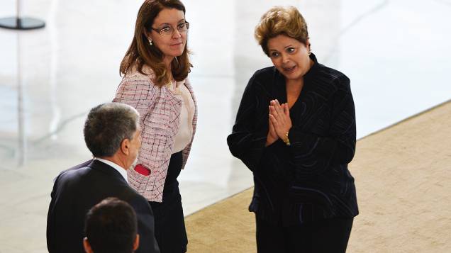 A presidente Dilma Rousseff e o ministro da Defesa, Celso Amorim, participam de cerimônia de apresentação de oficiais-generais promovidos, no Palácio do Planalto. Ao lado, a ministra da Secretaria de Comunicação Social, Helena Chagas