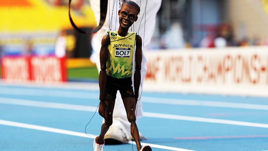 Boneco do velocista jamaicano Usain Bolt é apresentado no estádio Luzhniki, em Moscou, na Rússia, durante etapa do Campeonato Mundial de Atletismo