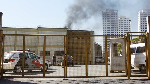 Fumaça saindo da sede da Fundação Casa na Vila Leopoldina após internos promoverem rebelião