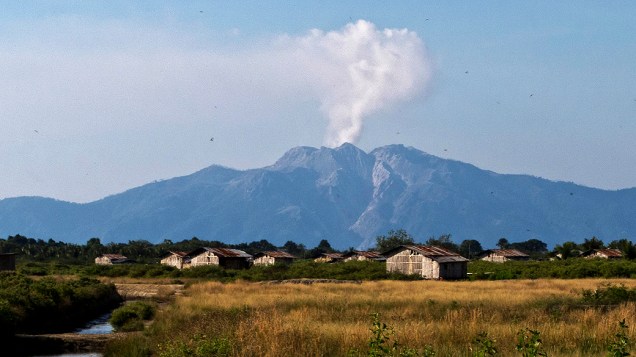 O vulcão do Monte Rokatenda entra em erupção na ilha de Palue, na Indonésia, deixando as autoridades em alerta
