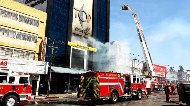 Incêndio atinge o shopping Top Mall, na Avenida Comercial Norte, região de Taguatinga, a 20 km do centro de Brasília (DF), nesta segunda-feira (12)