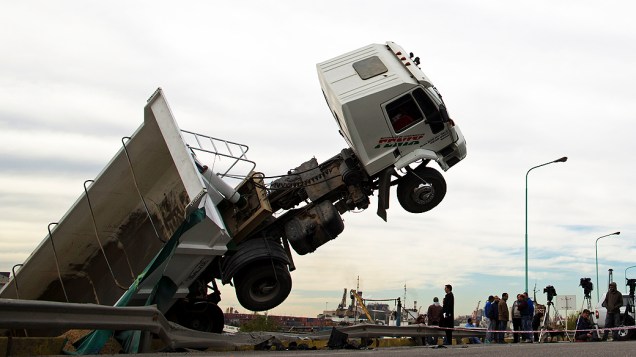 Caminhão ficou pendurado em uma ponte sobre o Rio da Prata após um acidente ocorrido nesta segunda-feira (12) em Buenos Aires, na Argentina