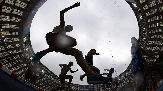 Atletas durante corrida com obstáculos no Mundial de Atletismo, em Moscou