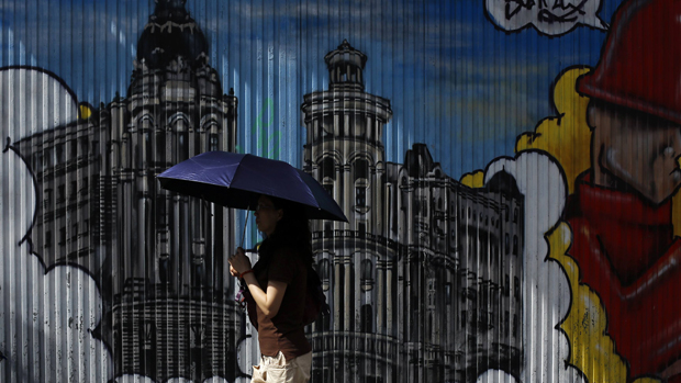 Turista passa por grafite em Madri, na Espanha