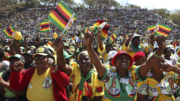 Partidários de Robert Mugabe, presidente do Zimbábue desde 1980, nas comemorações do Dia dos Heróis, em Harare