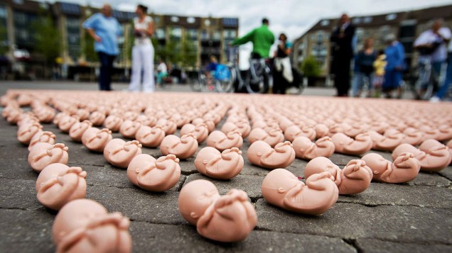 Fetos de plástico foram colocados no chão de uma praça durante um protesto do grupo cristão Cry for Life contra o aborto em Houten, Holanda