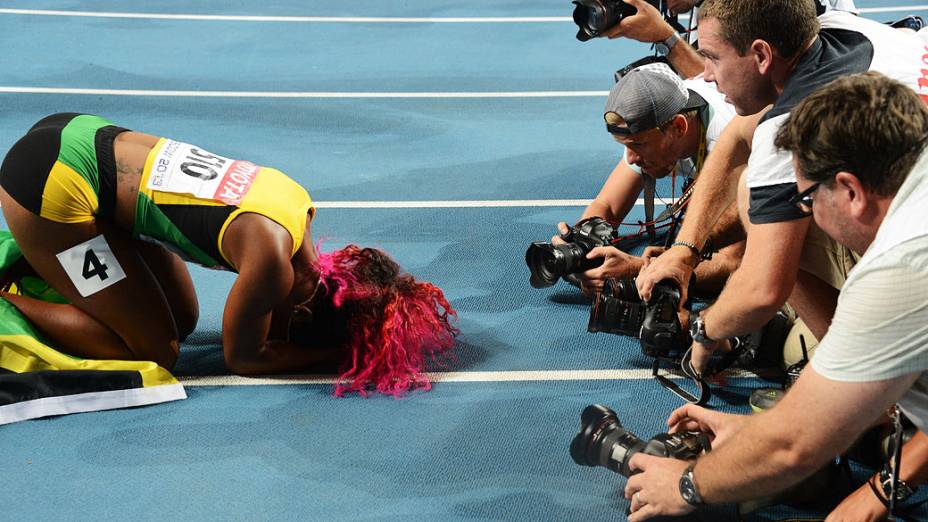 Atleta jamaicana Shelly-Ann Fraser-Pryce cercada por fotógrafos após a vitória na prova dos 100 metros durante o Campeonato Mundial de Atletismo, na Rússia