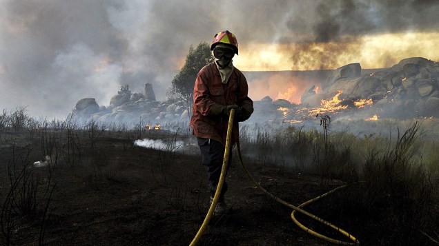 Bombeiro luta para extinguir incêndio florestal perto de Viseu, norte de Portugal
