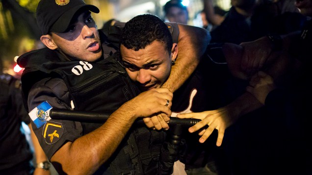 Manifestantes e policiais militares entraram em confronto em frente ao Palácio Guanabara, sede do governo do Rio de Janeiro