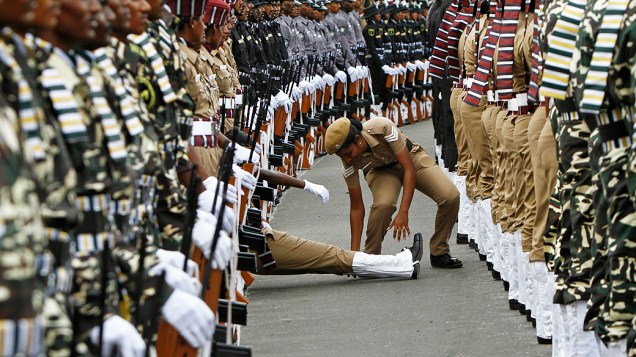 Policial indiana desmaia durante ensaio para as celebrações do Dia da Independência da Índia, na cidade de Chennai, sul do país, nesta terça-feira (13)