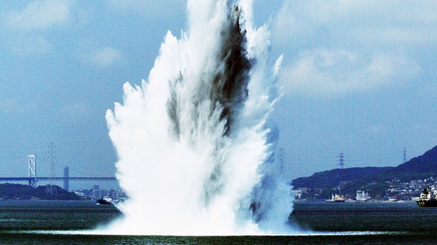 Coluna de água se ergue no estreito de Kanmon, no Japão, em consequência da explosão controlada de uma mina submarina da Segunda Guerra Mundial