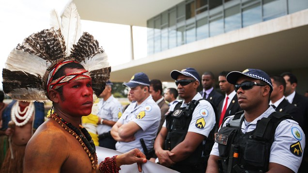 Grupo de índios do Estado da Bahia protesta na manhã desta terça-feira (13), ao lado do Palácio do Planalto, em Brasília (DF). Eles reclamam de projetos da Proposta de Emenda à Constituição que transfere para o Legislativo a responsabilidade pela demarcação de terras indígenas no país