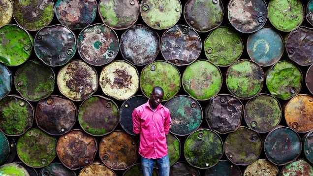 Lassiney Diarra, vendedor de barris de aço em Bamako, no Mali